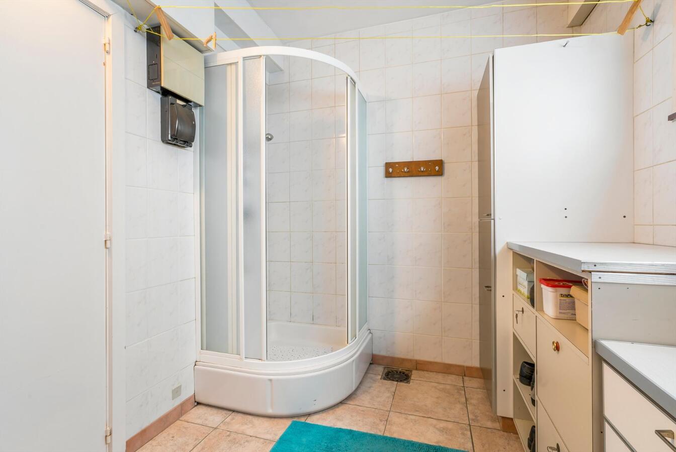 Woning met 5 slaapkamers op 832 m² in rustige straat te Oudenburg 