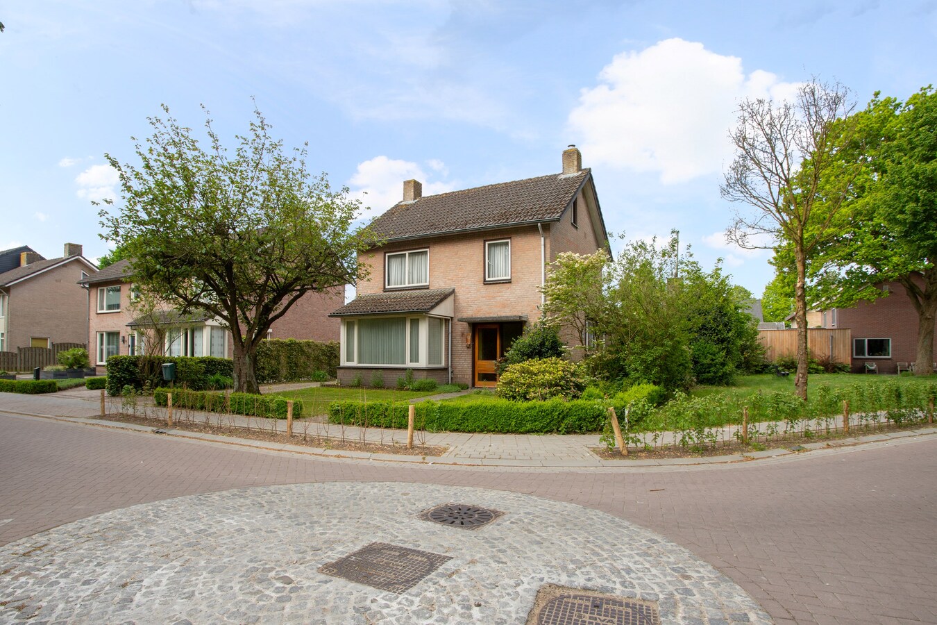 Vrijstaande woning gelegen op een rustige locatie op een kavel van maar liefst 450 m². 