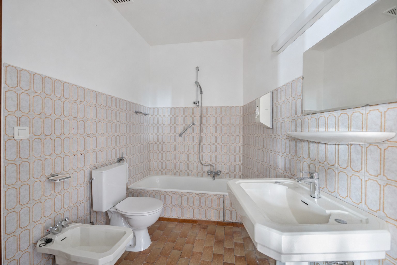 Badkamer met ligbad en toilet