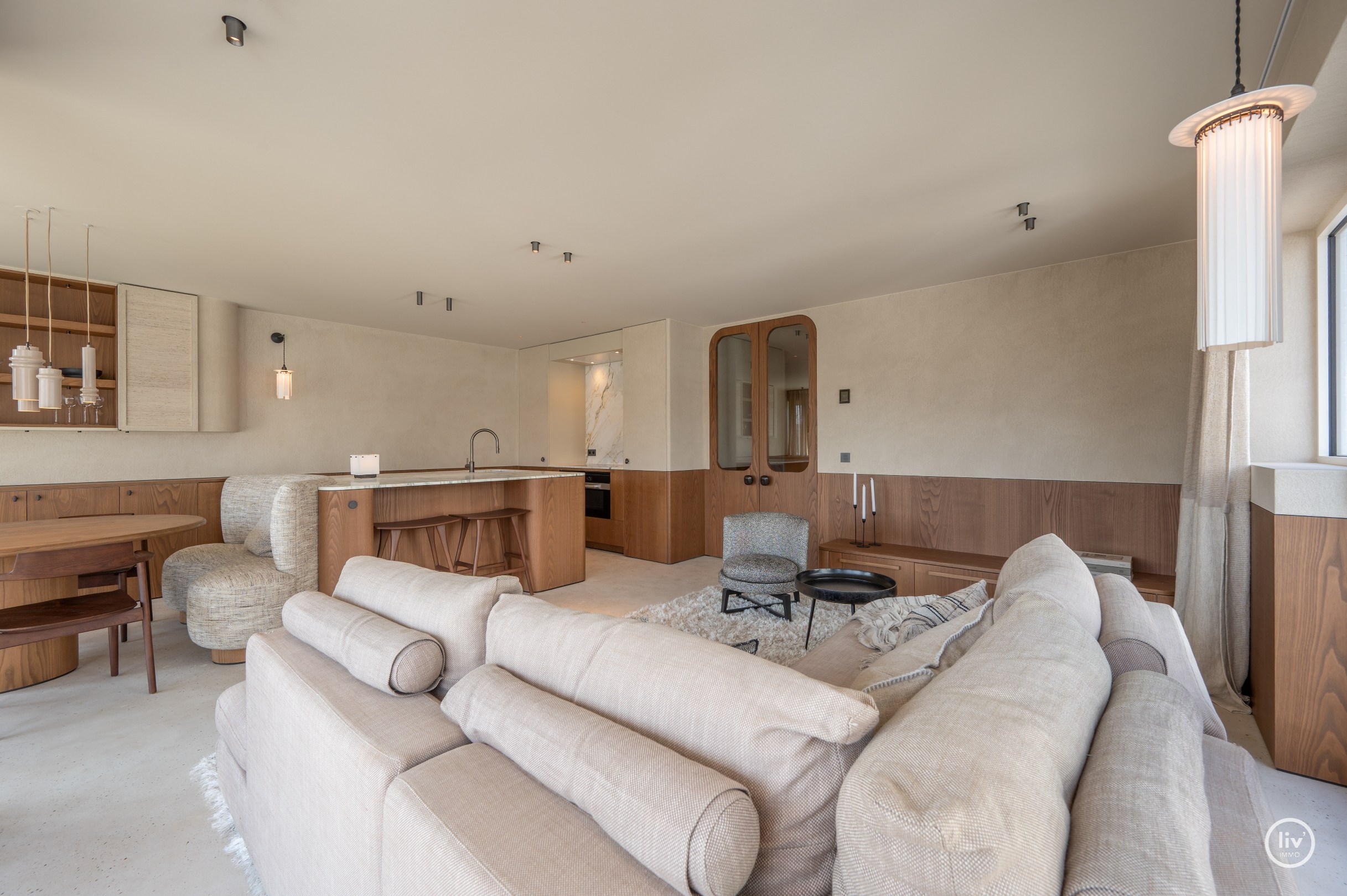 Appartement d'angle entièrement rénové et de haute qualité dans une résidence de standing au cœur du Zoute. 