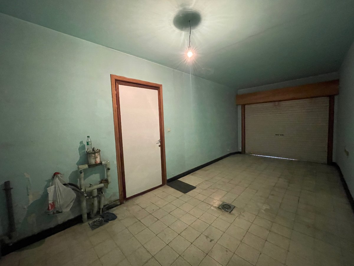 Gelijkvloers appartement met 2 slaapkamers en garage te centrum Roeselare 