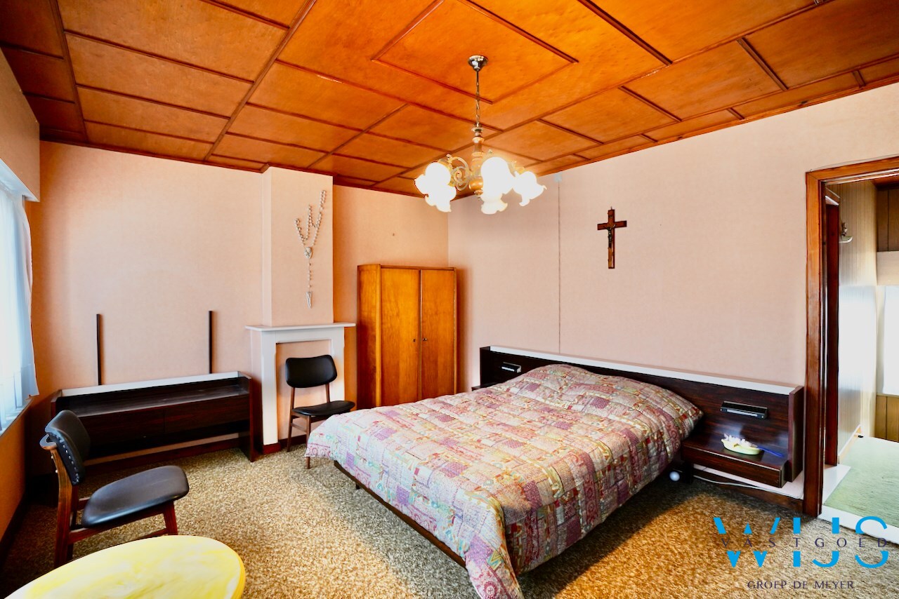 Op te frissen woning met tuin &amp; 2 garages te Rieme ! 