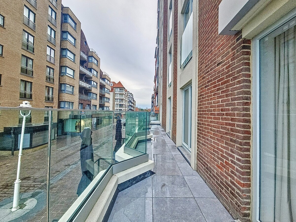 Appartement en angle unique avec une grande terrasse et vue sur la mer ! 