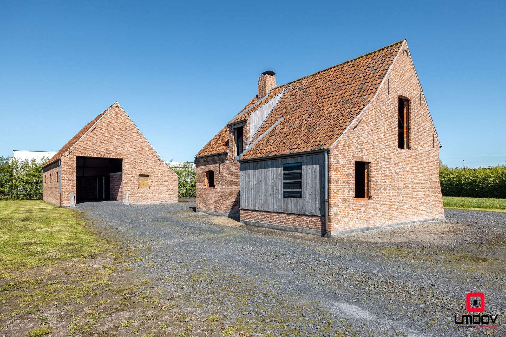 Landelijk gelegen ruwbouwhoeve met bijgebouwen op uitzonderlijk perceel van ca. 9.331 m² 