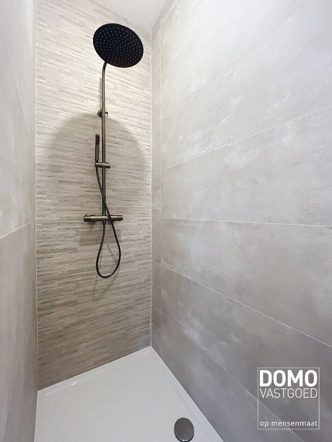 PRACHTIG GERENOVEERDE, LICHTRIJKE WONING MET 3 SLAAPKAMERS, 2 BADKAMERS, EEN ZONNIGE TUIN EN 2 PARKEERPLAATSEN TE GINGELOM (MIELEN-BOVEN-AALST) 