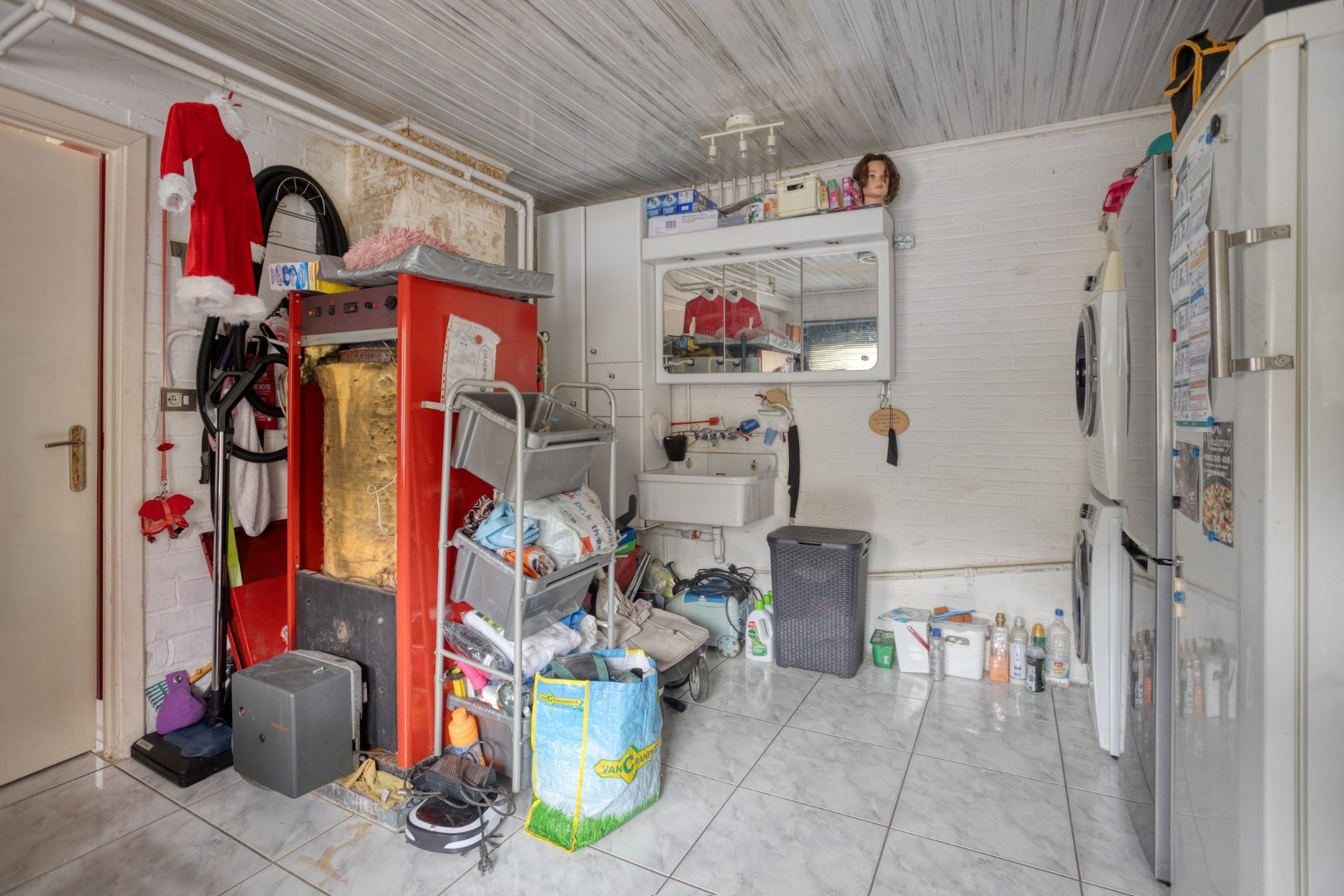 Te renoveren woning met 5 slpk. op ruim perceel van 18a 95ca in Mol 