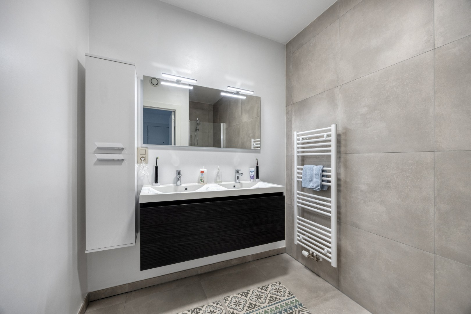 badkamer met dubbele lavabo