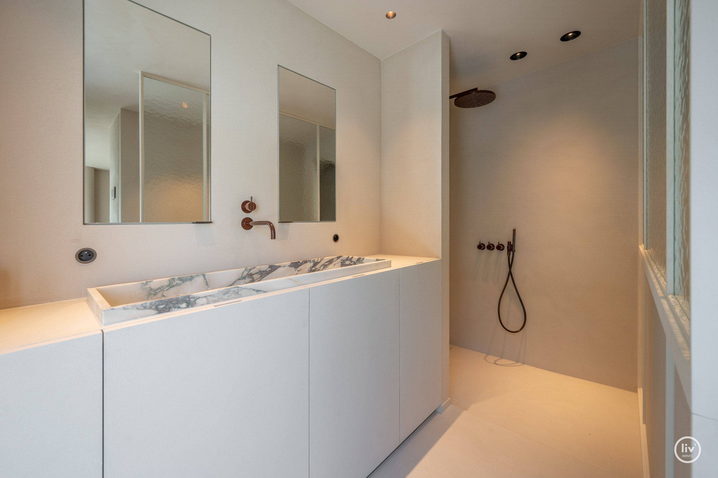 Luxe, comfort kortom een prachtig gerenoveerde woning in hartje Knokke. 