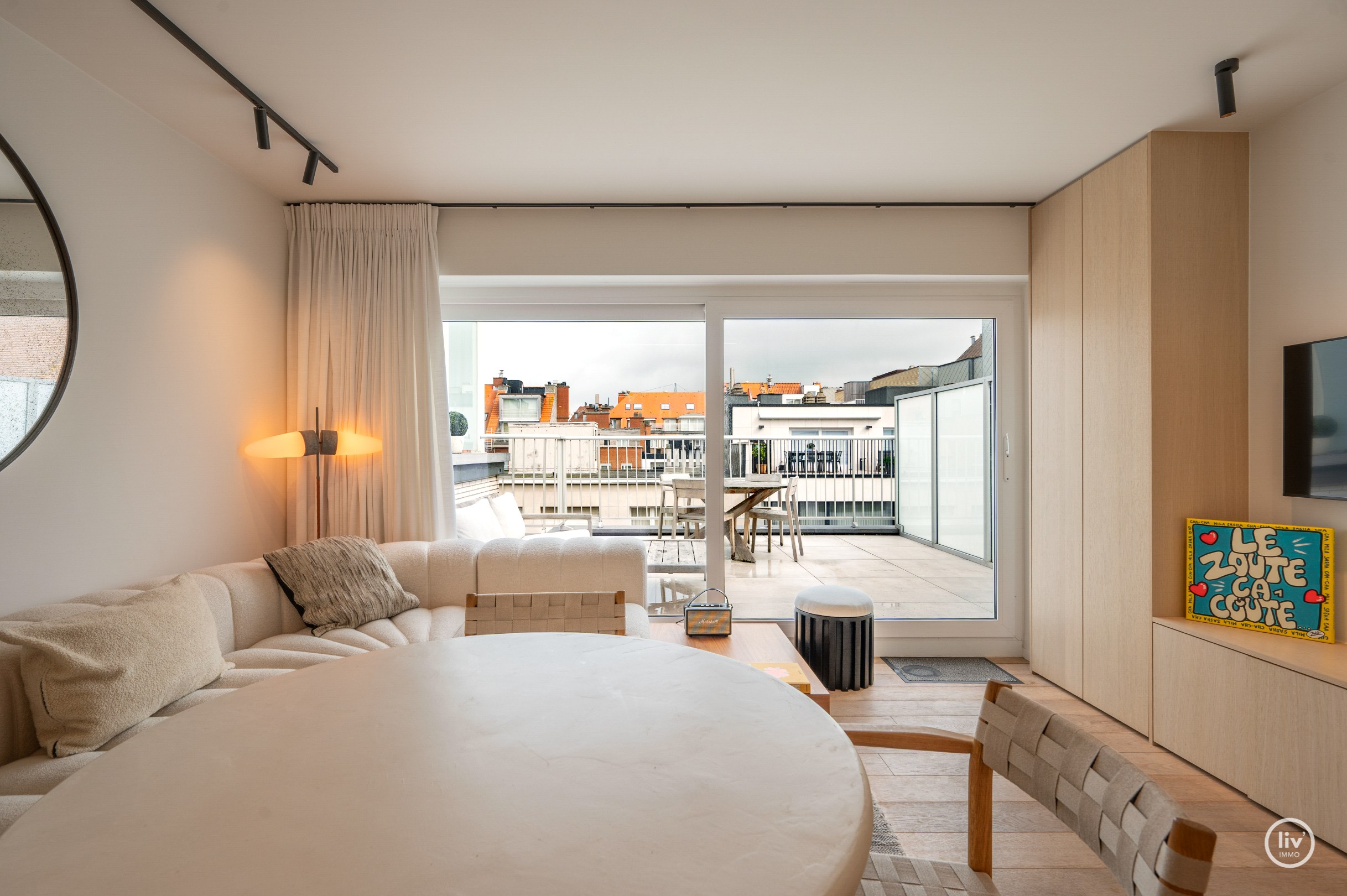 Prachtig gerenoveerd appartement met 2 slaapkamers gelegen in een zijstraat van de zeedijk en op wandelafstand van het Driehoeksplein. 