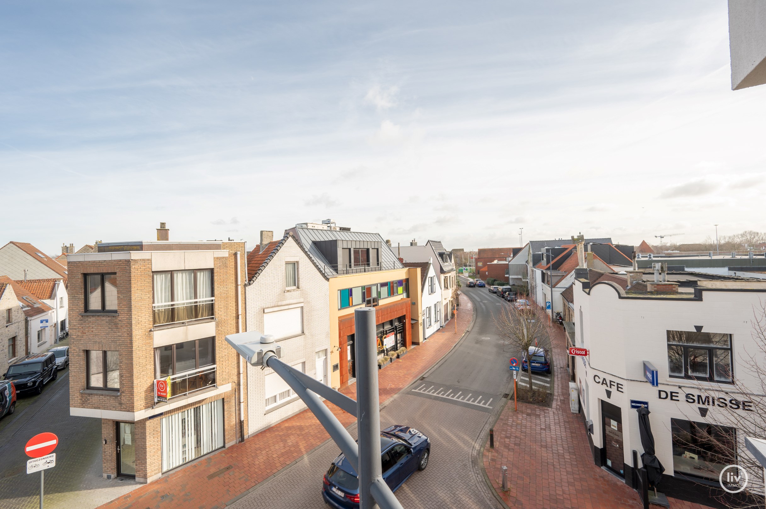 Ruim hoekappartement gelegen nabij de Lippenslaan, het station en Duinenwater. 