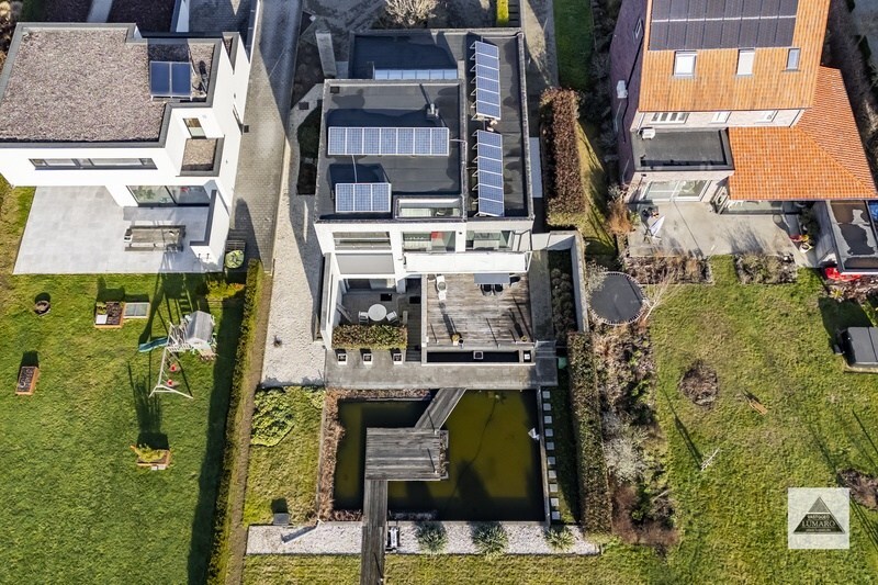 Dorne : moderne woning met parktijkruimte / bureel, volwaardige kelderverdieping, terras, zwemvijver en weide. Prachtig uitzicht. 