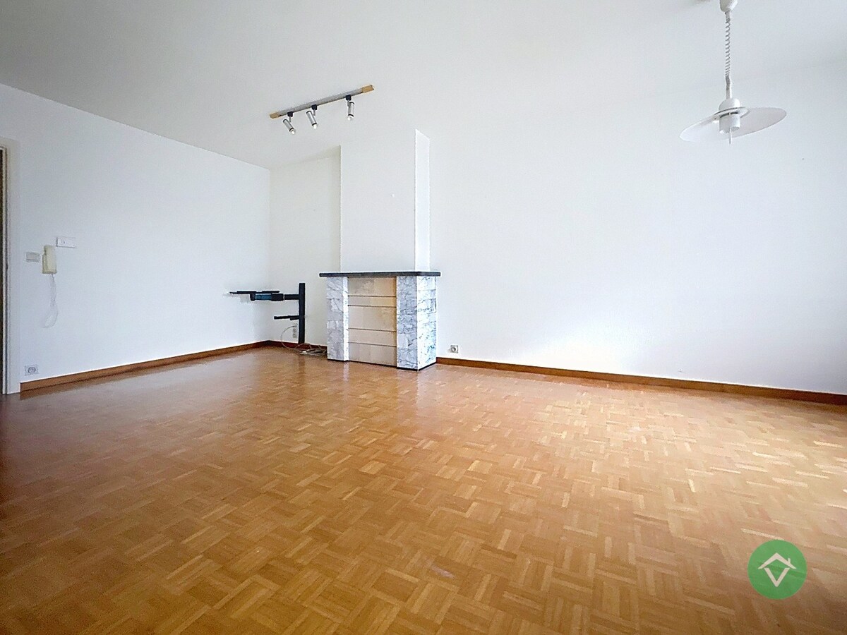 Gelijkvloers appartement met autostandplaats en garage te Roeselare 