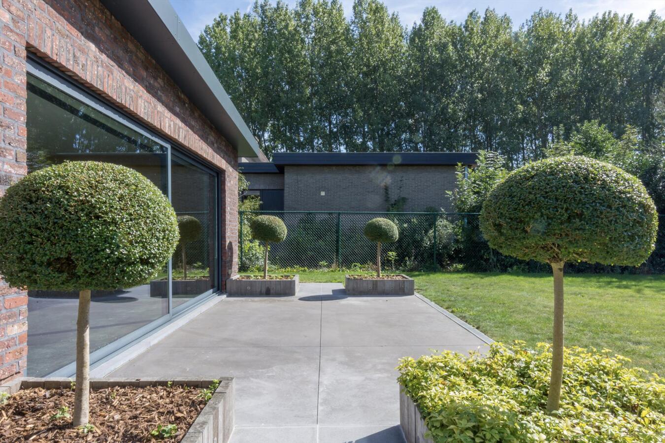Moderne laagbouwwoning met magazijn 