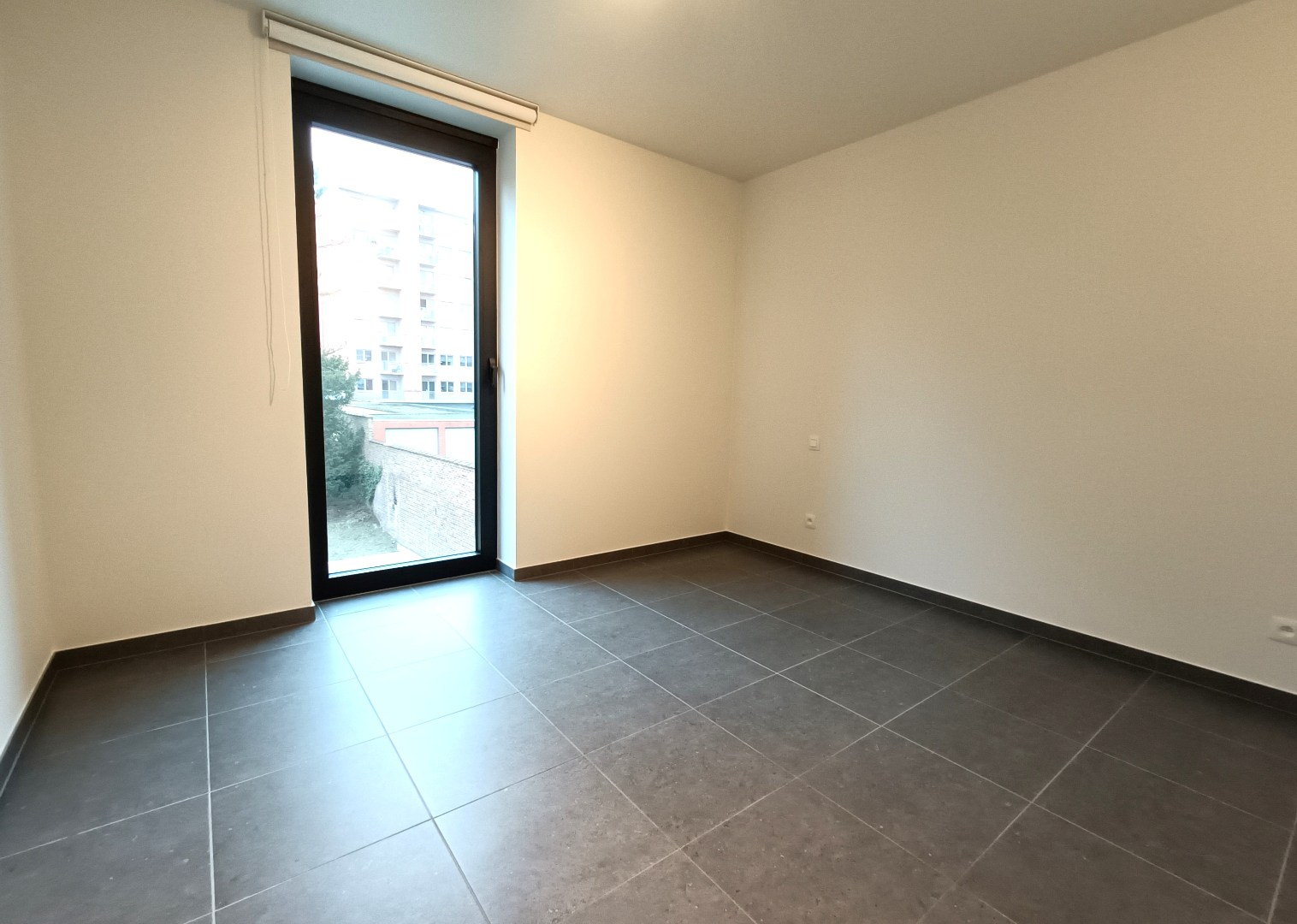MODERN APPARTEMENT MET RUIM TERRAS EN AUTOSTAANPLAATS 