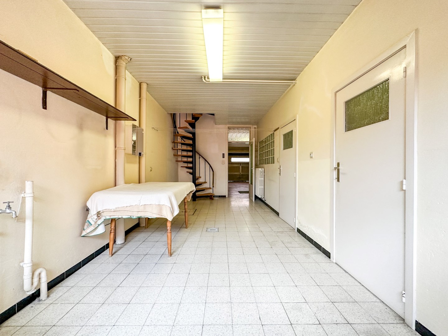 Ruime bel-étage woning met garage, diepe tuin en lift, Torhout 