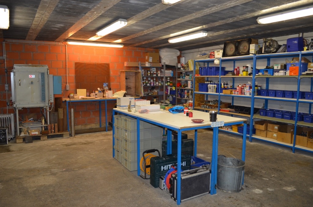 Magazijn (+/- 650m²), nieuwbouw duplex loft en bureau op 921m² goed gelegen te Maldegem 