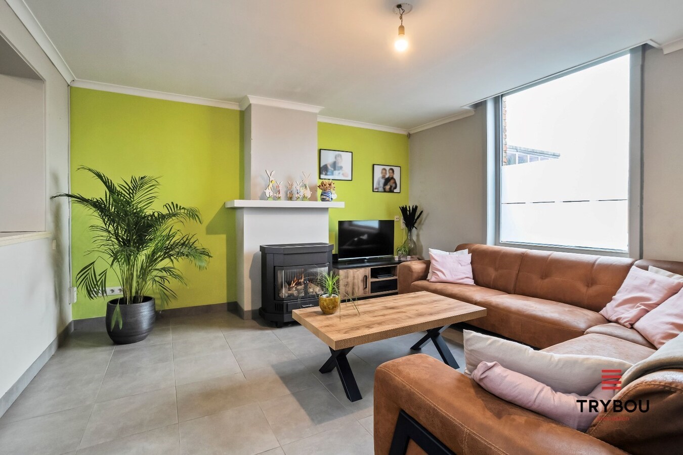 Uiterst ruime woning op het 'Stationsplein' in Merkem 