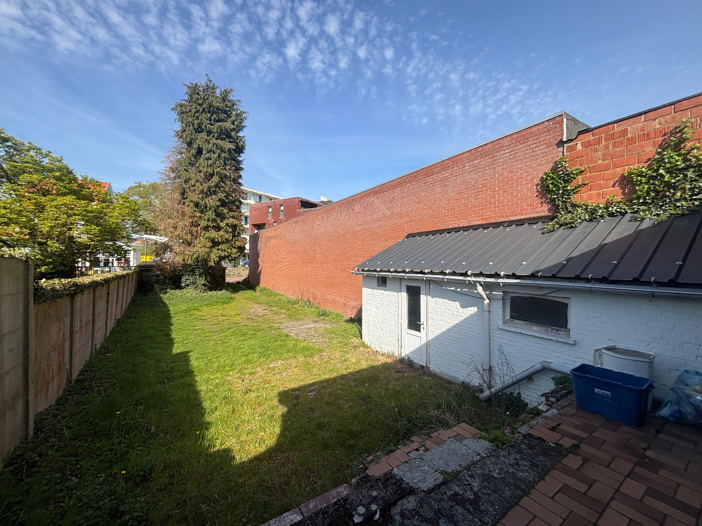 Handelshuis met 2 garages op topligging in centrum van Mol 