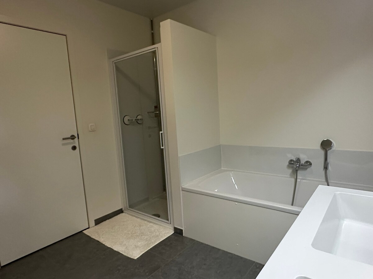 Recent appartement met 2 slaapkamers, terras 