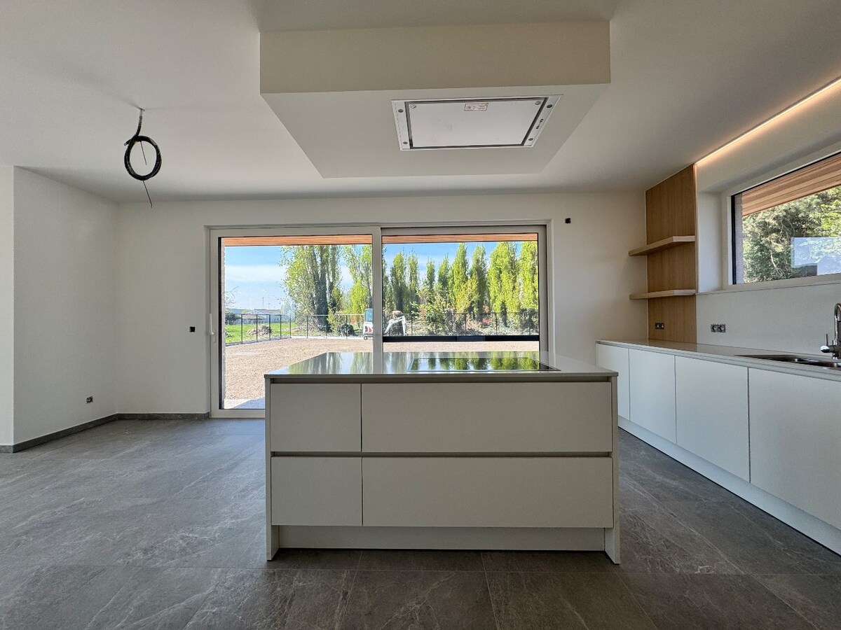Instapklare nieuwbouwwoning met 4 slaapkamers en bureau te Kortemark 