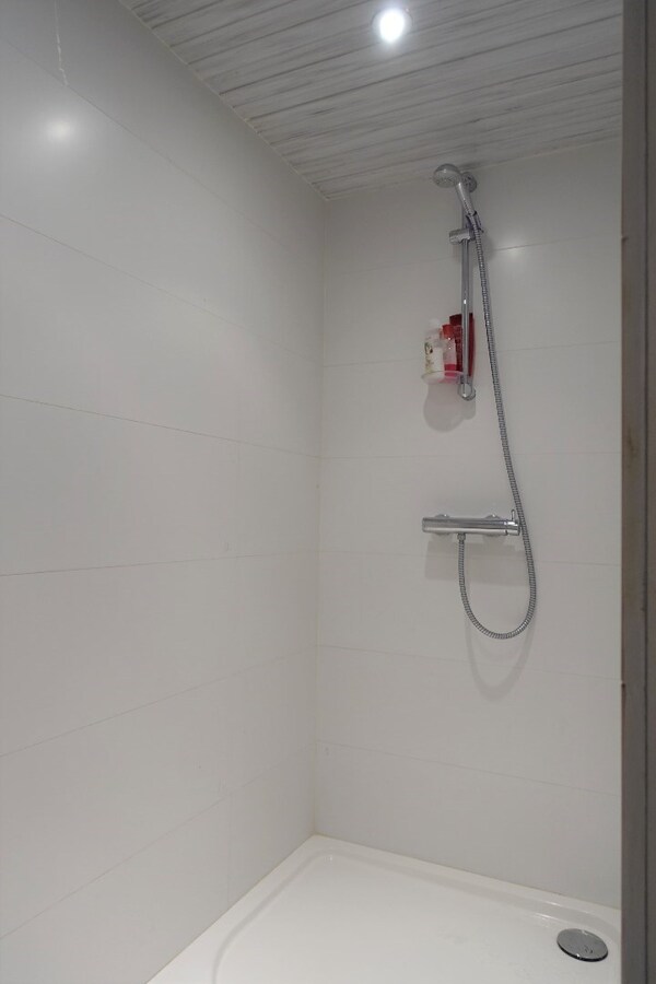 Uitzonderlijk gelegen woning met grote tuin 