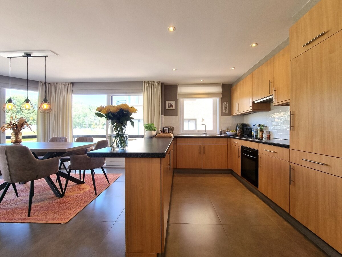 Aangenaam, zeer lichtrijk hoekappartement met open zichten - Heist 