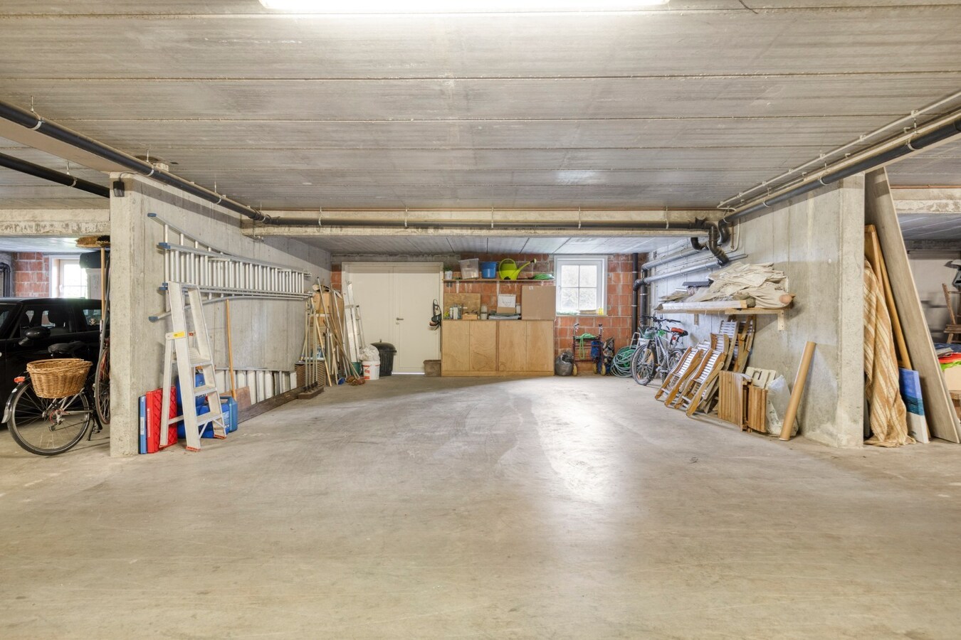 Ruime woning in pastoriestijl met tuin, verzicht en dubbele ondergrondse parking in Tiegem 