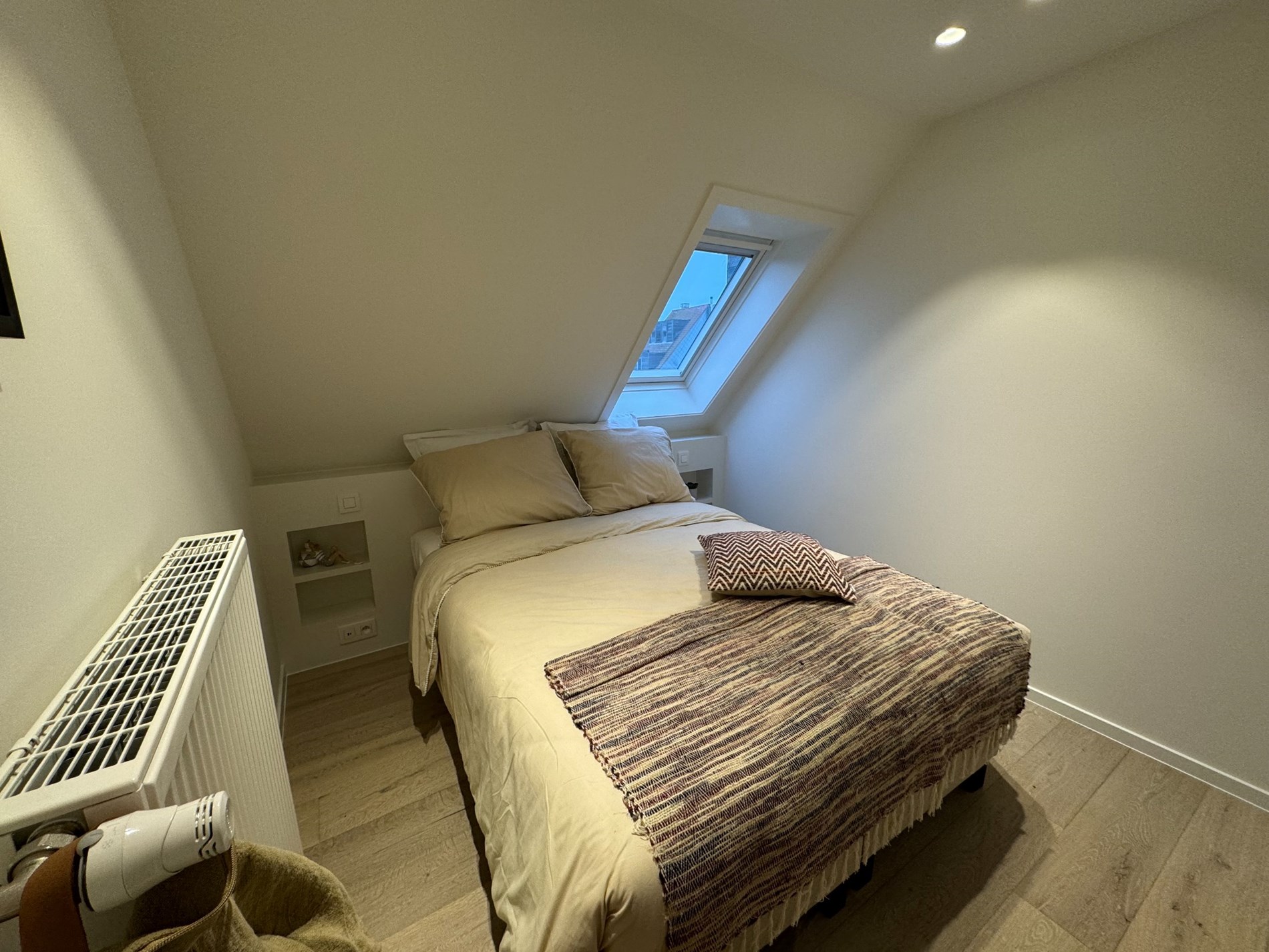 Magnifique penthouse en duplex rénové avec de magnifiques terrasses à proximité de l'avenue Lippens et de la plage de Knokke. 