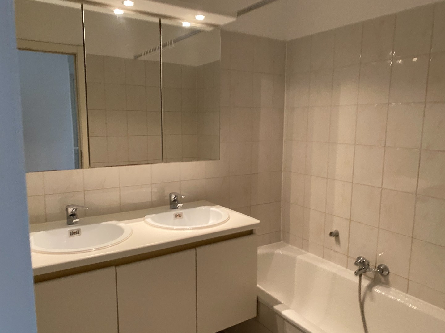 Centraal gelegen appartement met twee slaapkamers en autostaanplaats! 