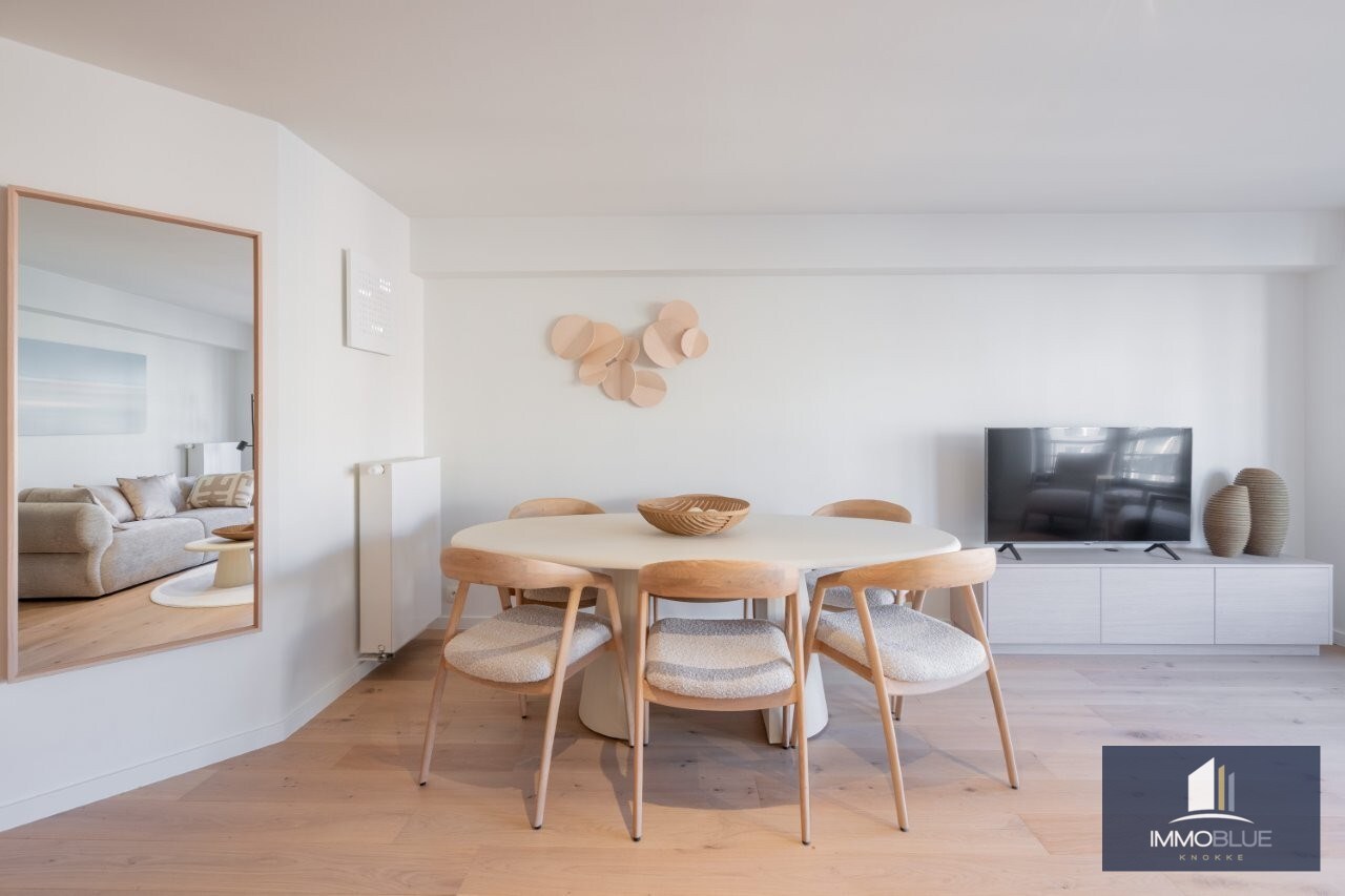 Volledig gerenoveerd, lichtrijk appartement gelegen in een kleine residentie. 