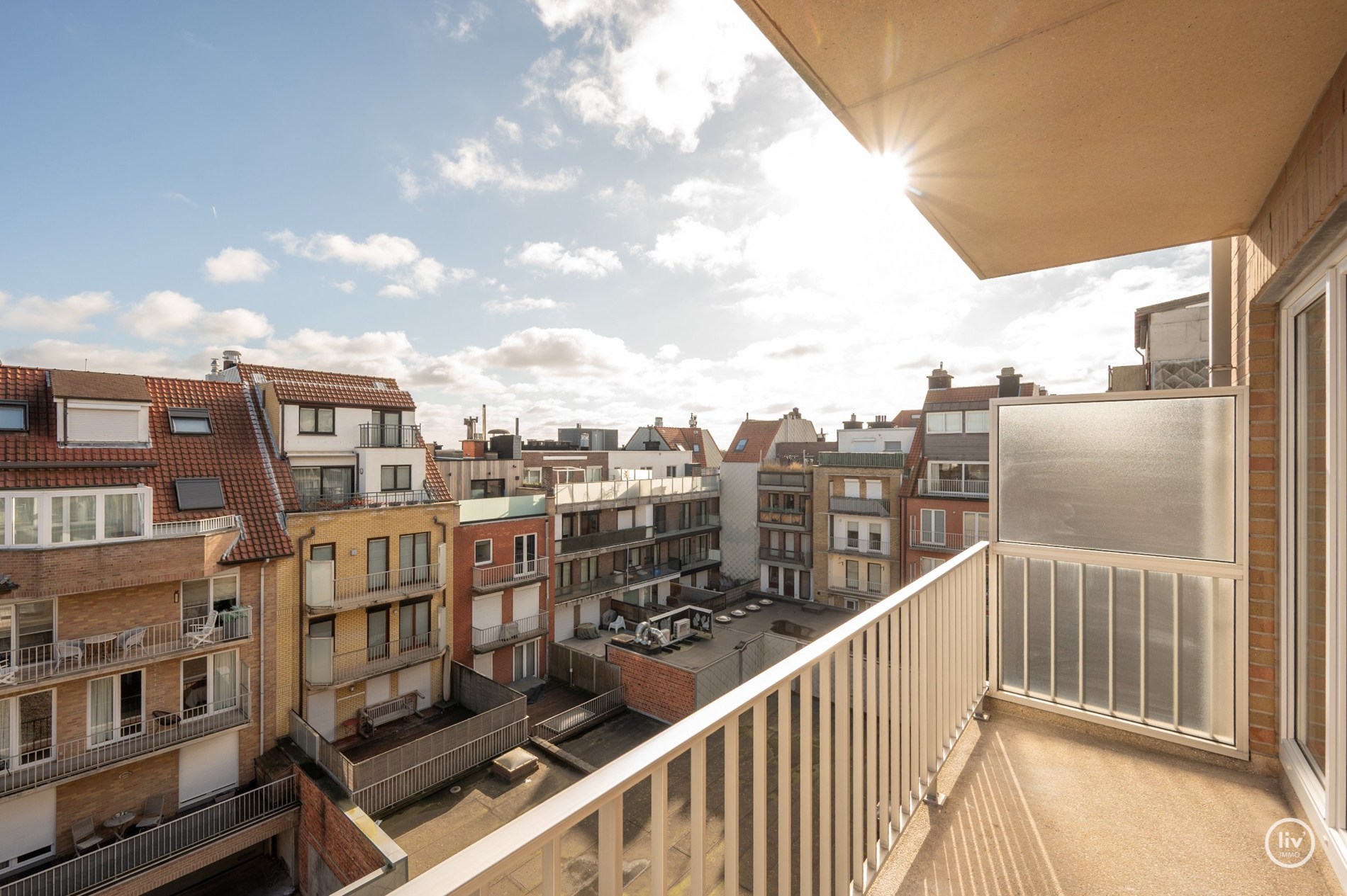 Appartement entièrement rénové et élégant au cœur de Knokke dans la Lippenslaan. 