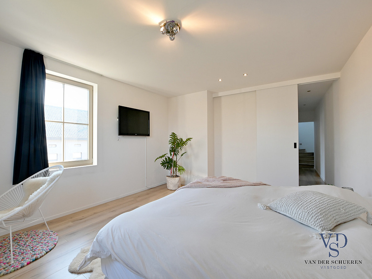 Prachtig gerenoveerde Herenwoning met zwembad te Gavere. 