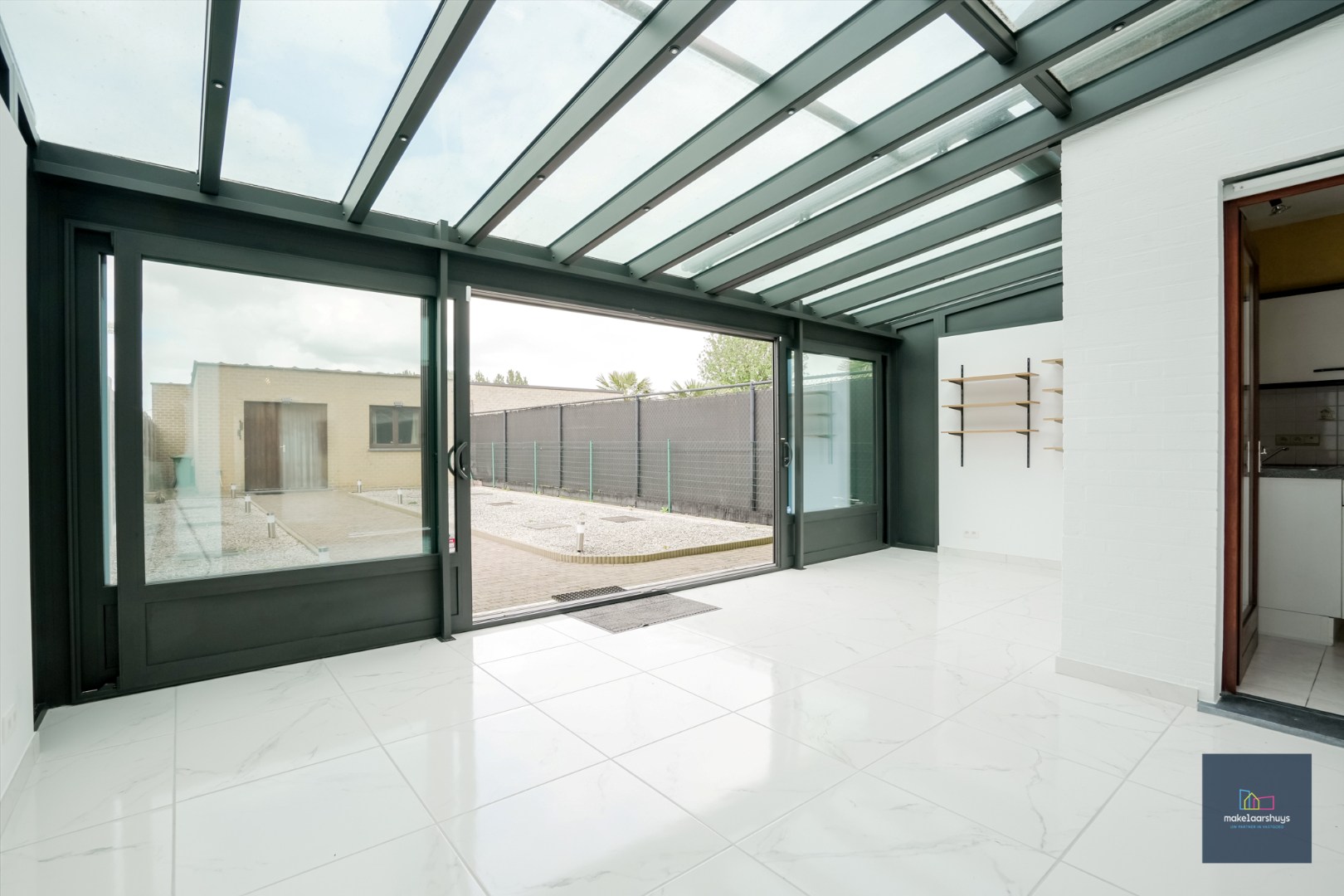 Verzorgde woning in rij met tuin en dubbele garage 