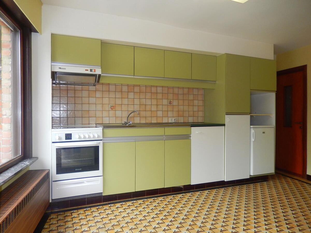 Rijwoning met zonnige tuin en garage 