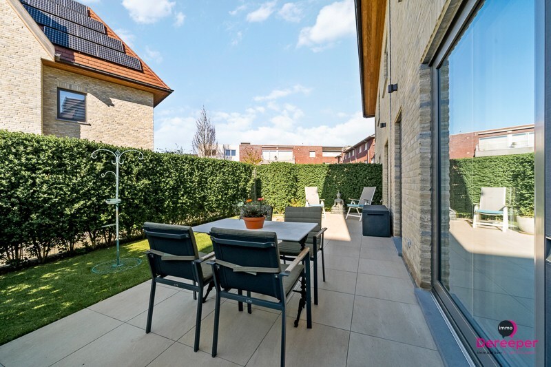 Prachtig instapklaar energiezuinig gelijkvloers appartement (2023) met tuin en 3 slaapkamers 