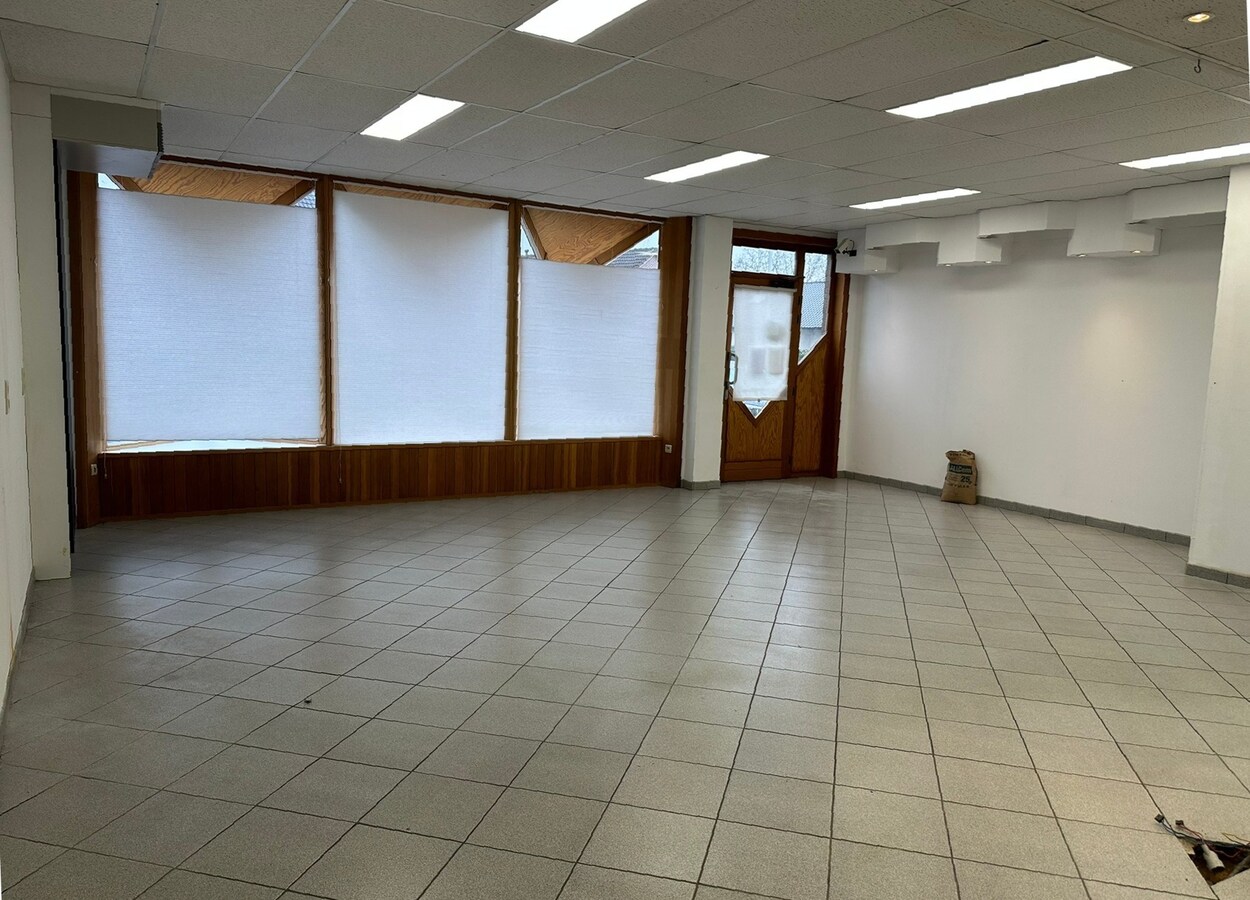 Commercieel gelijkvloers met  mooie etalage, en privé parking 