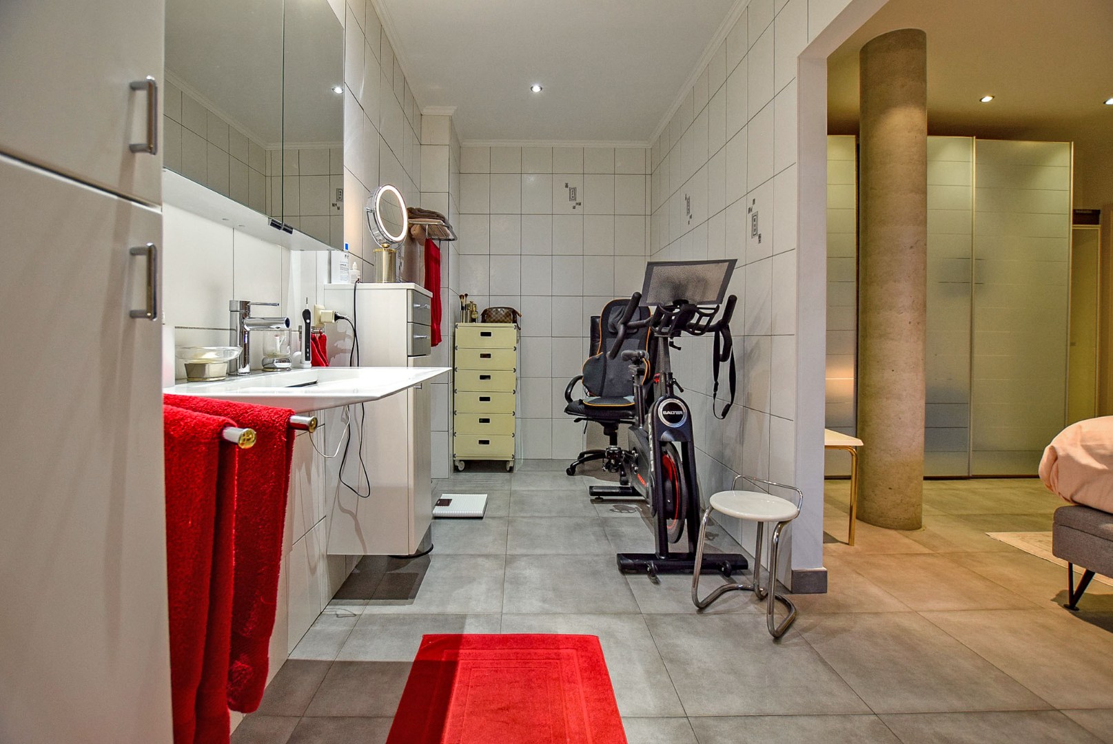 Prachtig onderhouden gelijkvloersappartement van maar liefst 175m² gelegen op 50m van het strand te Sint-Idesbald. 