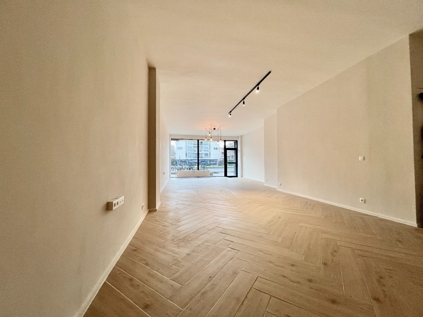 Topgelegen commerciële ruimte van 70 m² met directe huuropbrengst en hoge visibiliteit 