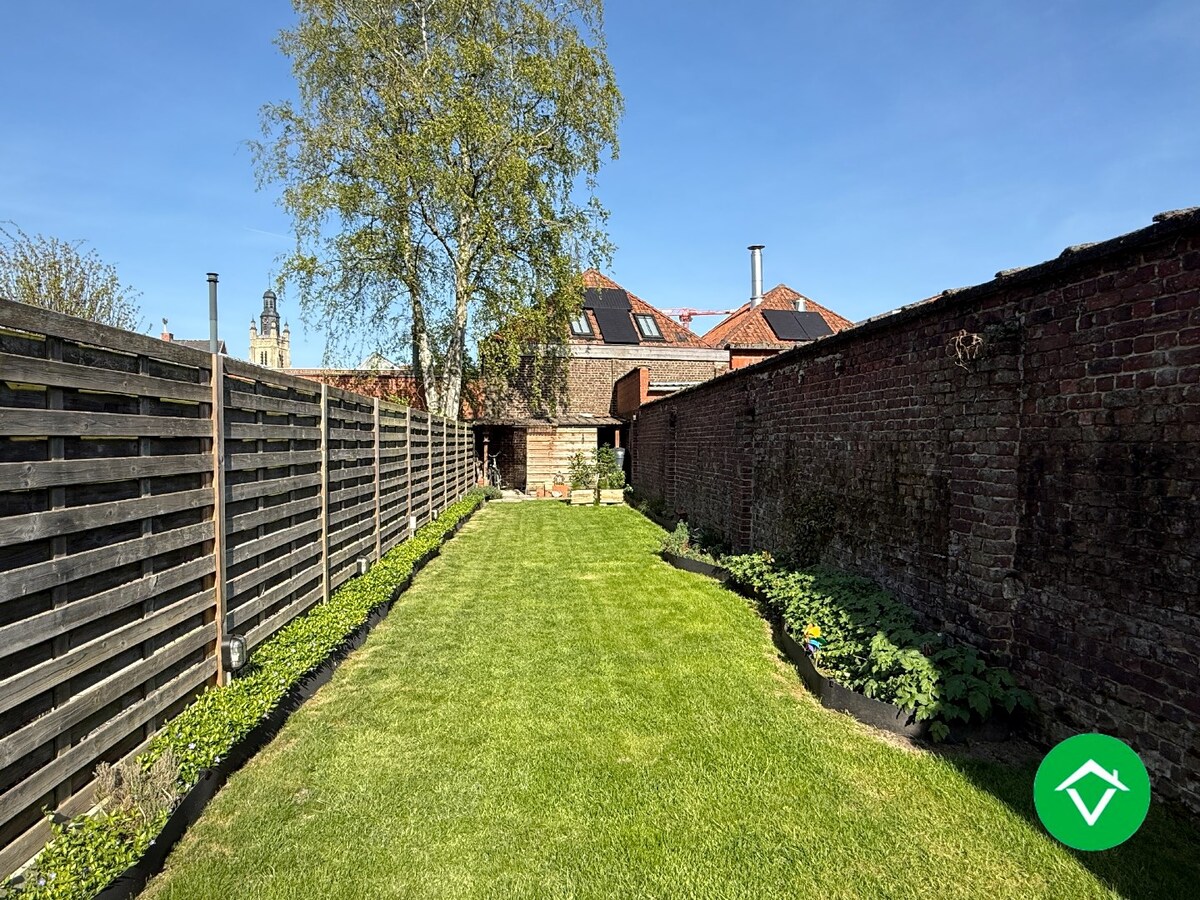 Centraal gelegen woning met 3 slaapkamers en aangename tuin te Roeselare! 