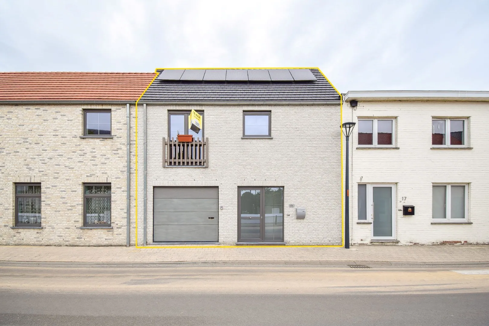 Instapklare woning met 3 slaapkamers en inpandige garage op centrale ligging te Zevekote