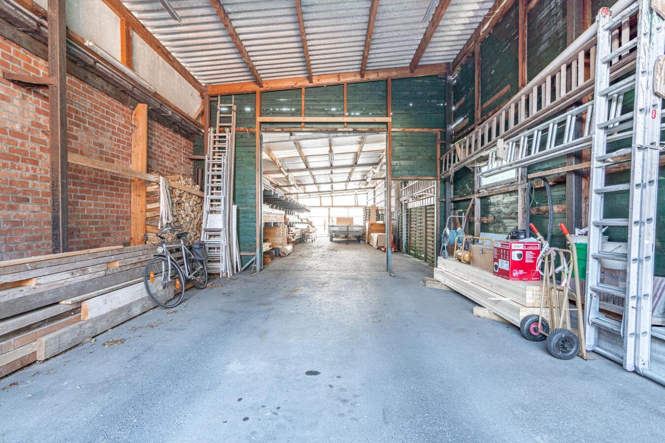 Grote woning met 6 slaapkamers en atelier op 2645 m² te Koekelare 