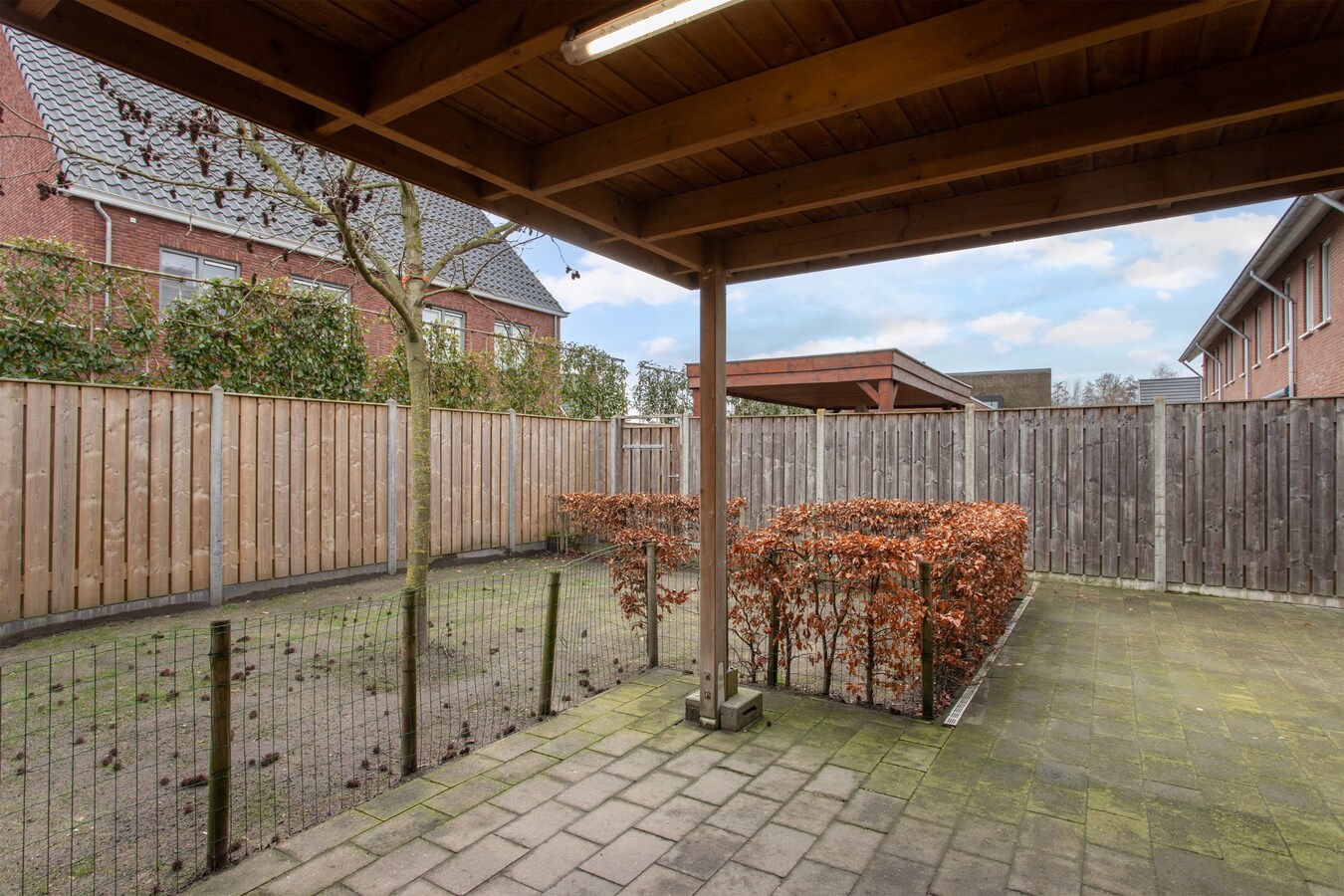 Moderne hoekwoning uit 2016 gelegen in een jonge en kindvriendelijke woonwijk in Lage Mierde. 