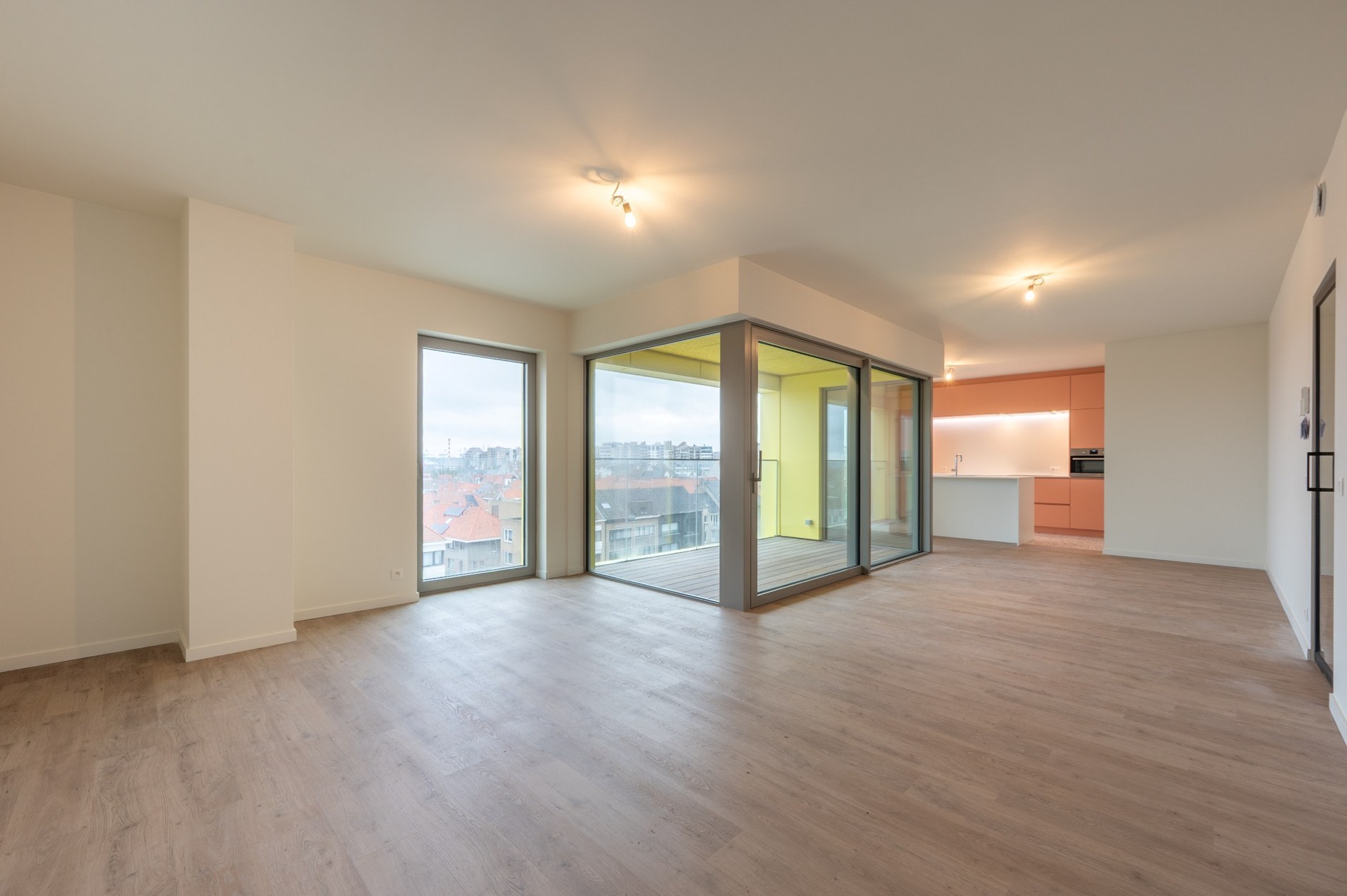 Volledig instapklaar nieuwbouw-appartement voorzien van een gevelbreedte van 10m: Opendeurdag  Zondag 4/01 (14u tot 17u). 