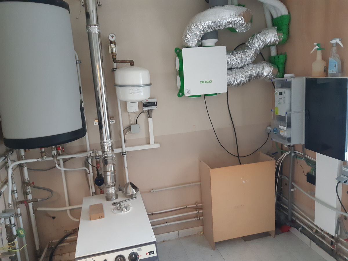 Gerenoveerde woning met weide en loods. 
