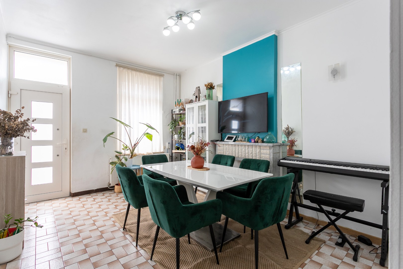 Instapklare woning met 4 slpks en binnenkoer op uitstekende ligging in centrum Halle 
