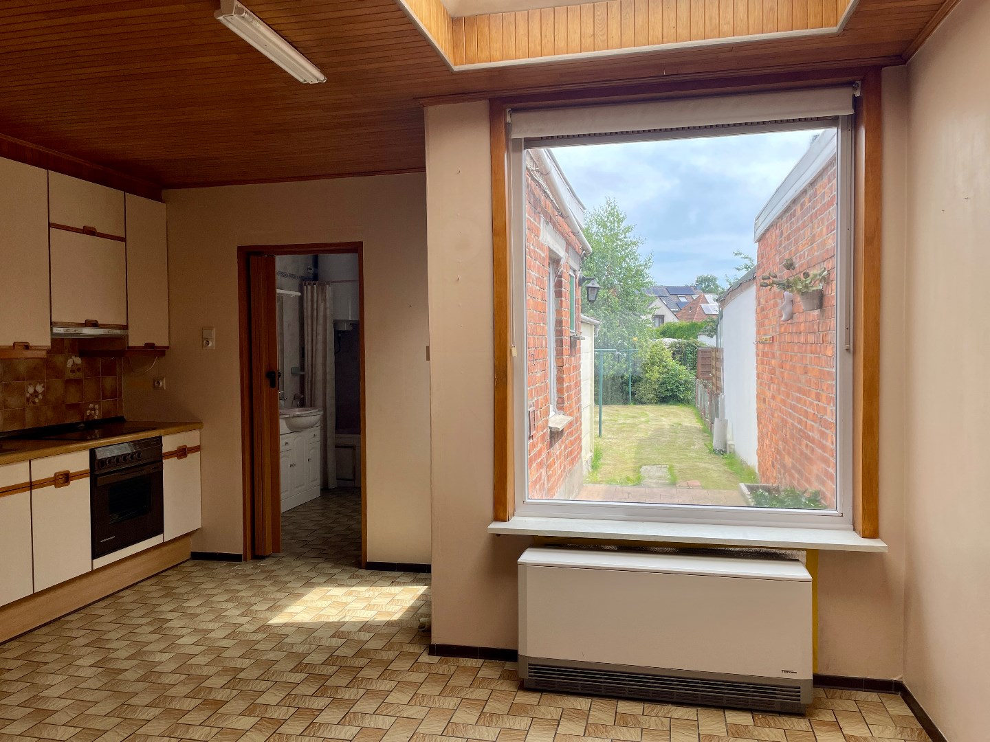 Eetplaats/Keuken met zicht op de tuin