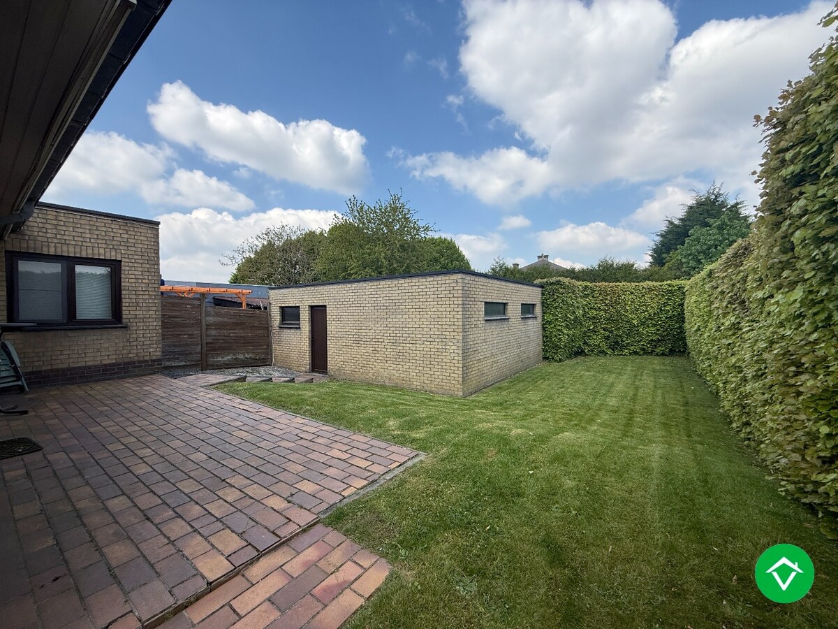 Rustig gelegen gelijkvloerse halfopen woning met 2 slpk's + dubbele garage 