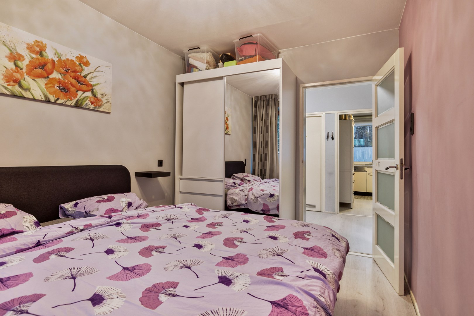 Instapklaar 3 kamer appartement op de 1e verdieping met keurige keuken en badkamer, balkon op het zuidoosten, berging in de onderbouw en gelegen op eigen grond. 