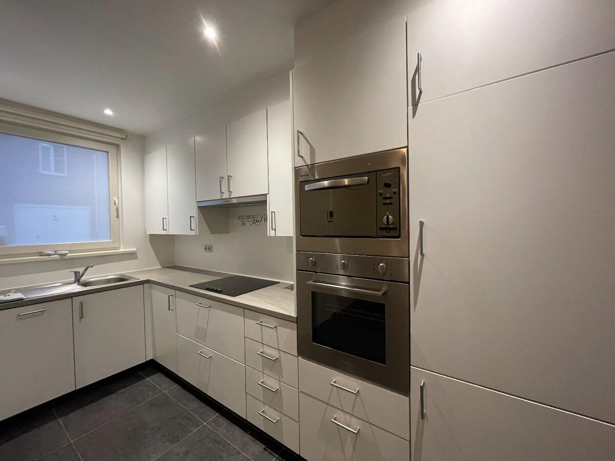 Gerenoveerde rijwoning met 2 ruime slaapkamers en koer te centrum Roeselare (vrij 1/10/2024) 