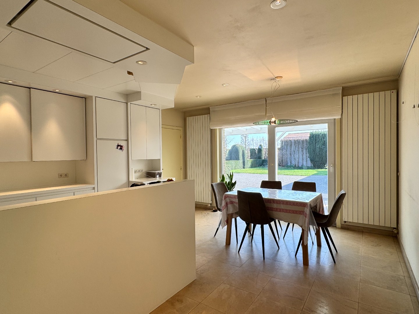 Ruime woning met loods en landbouwgrond op groene locatie nabij Waregem. 